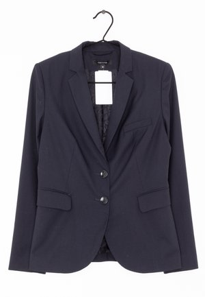 Marynarka w kolorze granatowym o kroju dopasowanym, z dwoma guzikami z przodu, klapami z wycięciami, kieszeniami z patkami i pojedynczą kieszenią na piersi na czarnym wieszaku.