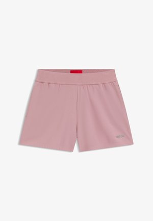 Roze sportieve shorts van rekbaar materiaal, met een elastische tailleband, zijzakken en een zilverkleurig logo-detail op de onderkant van de voorkant.