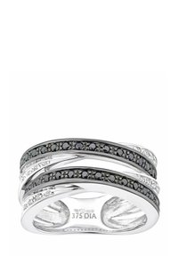 Tri interlaced prstena od poliranog bijelog zlata, s crnim i prozirnim dijamantima duž prstenova. Glatka površina s sjajnim završetkom.