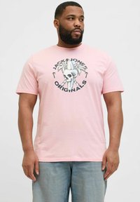 Roosa puuvillane T-särk, millel on keskne graafika, kus on kolju koos ristatud surfilaudade ja palmipuudega, ning tekst "JACK & JONES ORIGINALS".