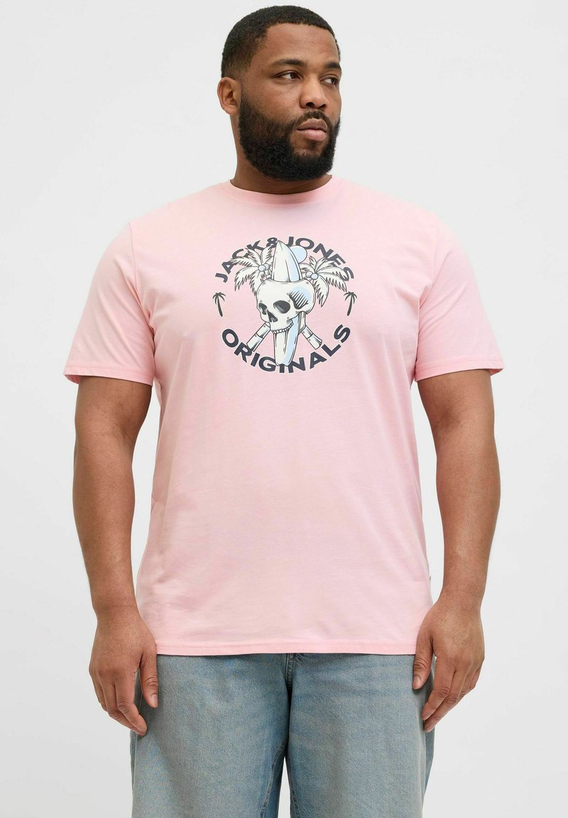 Roosa puuvillane T-särk, millel on keskne graafika, kus on kolju koos ristatud surfilaudade ja palmipuudega, ning tekst "JACK & JONES ORIGINALS".