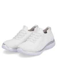 Baskets en maille blanches avec une finition texturée, dotées de lacets élastiques, d'un accent argenté sur la semelle et d'une semelle extérieure blanche rembourrée.