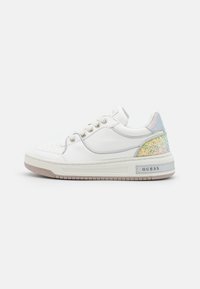 Weiße Ledersneaker mit einem strukturierten, schillernden Einsatz an der Ferse, runder Zehenpartie, genähten Details und einer Gummisohle. Mit "GUESS"-Markierung.
