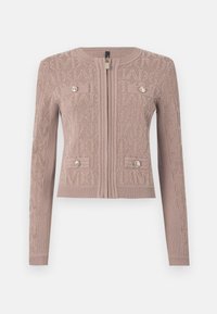 Strikket cardigan i lys beige med et teksturert mønster. Har glidelås foran og to dekorative lommer med sølvknapper.