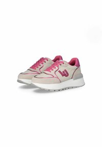 Helle beigen Sneaker mit pinken Akzenten. Sie besitzen ein Obermaterial aus Wildleder, eine runde Zehenpartie, flache Schnürsenkel und eine dicke weiße Sohle mit strukturiertem Grip.