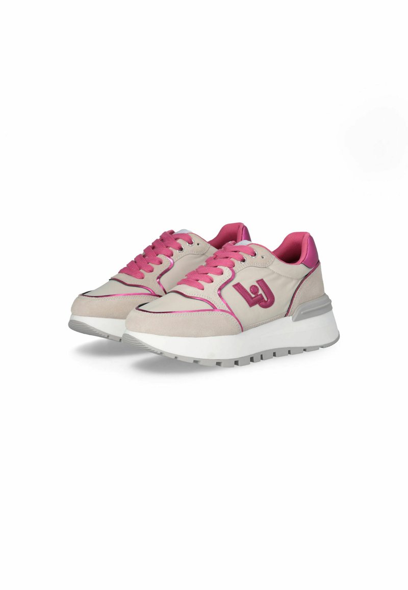 Lichtbeige sneakers met roze accenten. Beschikt over een suède bovenkant, ronde neus, platte veters en een dikke witte zool met een gestructureerde grip.