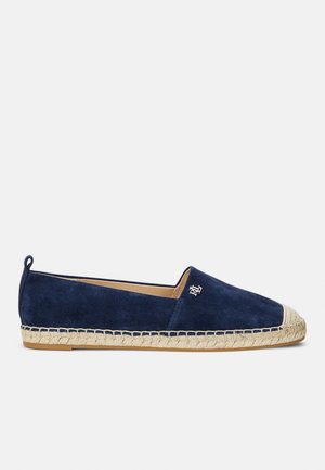 Marineblå ruskind espadrille med beige juttesål, rundet tå, trækstrop ved hælen og lille metallet logo på oversiden.