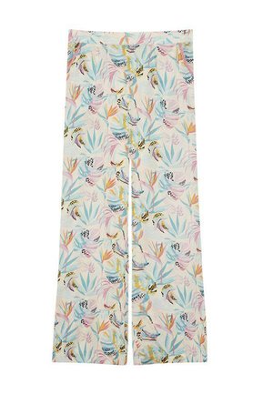 Pantalones acampanados fabricados en una tela suave con un estampado tropical multicolor que presenta hojas y aves en tonos pastel sobre un fondo claro.