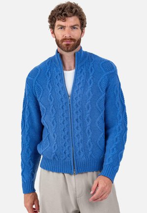 Hellblauer Strickpullover mit Reißverschluss im Zopfmuster, mit strukturierten Mustern, gerippten Bündchen und Saum sowie einem hohen Kragen. Glatte Oberfläche.