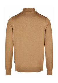 Strickpullover in Hellbraun, mit hohem Kragen, langen Ärmeln, gerippten Bündchen und Saum, glatter Textur und einem subtilen Glanz.