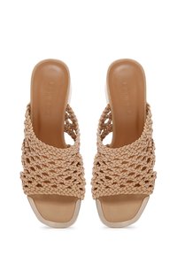 Beige gevlochten slide sandalen met een open teen en een gladde, lichtbruine binnenzool. Heeft een metalen accent op de rand van de zool.