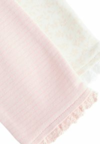 Deux morceaux de tissu : l'un rose avec de subtils rayures, l'autre blanc avec un léger motif de feuilles. Les deux ont des bords texturés et une délicate finition.