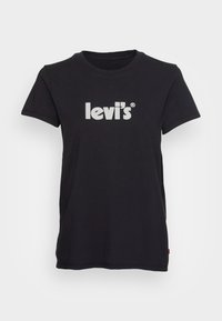Černé bavlněné tričko s krátkými rukávy a klasickým kulatým výstřihem, které výrazně zobrazuje bílé logo "levi's" na hrudi.
