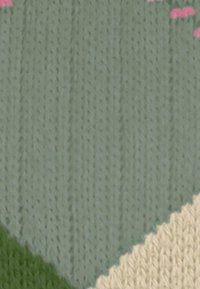 Sweter z dzianiny w odcieniach zieleni i beżu, z teksturowanym wzorem i różowymi akcentami przypominającymi kwiaty w projekcie.