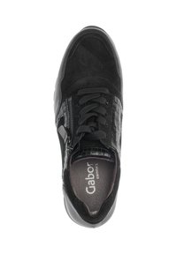 Zapatilla negra que presenta una combinación de texturas de ante y cuero grabado, puntera redonda, diseño de cordones y detalle de cremallera lateral.