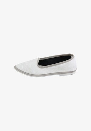 Zapato plano de terciopelo blanco con borde gris y punta puntiaguda, visto de lado sobre un fondo blanco.