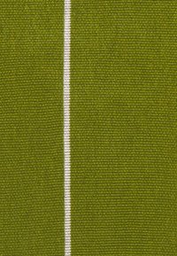 Tessuto intrecciato di un verde brillante con una striscia verticale bianca. Superficie texturizzata con cuciture visibili, che conferiscono una sottile profondità e dimensione.