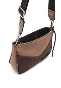 Borsa a spalla marrone e beige con finitura in pelle liscia e suede, dotata di chiusura con zip e tracolla regolabile con un accento testurizzato.