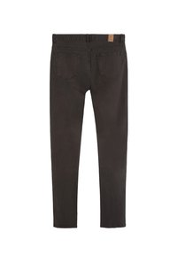 Vaqueros de mezclilla negros con un ajuste skinny, diseño de cinco bolsillos y un parche de cuero con el logo en la cintura. El material es suave con una ligera elasticidad.