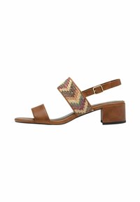 Sandale en cuir brun avec une large sangle tissée arborant un motif géométrique dans des couleurs terreuses. Talon carré et sangle de cheville ajustable.