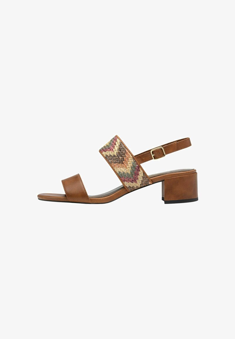 Sandale en cuir brun avec une large sangle tissée arborant un motif géométrique dans des couleurs terreuses. Talon carré et sangle de cheville ajustable.