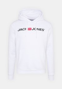 Hvit hettegenser med frontlomme, snøring på hetten og en iøynefallende svart "JACK & JONES"-logo med rød aksent i midten.