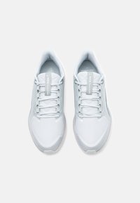 Zapatillas deportivas blancas que cuentan con material de malla, diseño de cordones, sutiles acentos grises y una suela estructurada para brindar soporte.