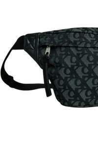 Marsupio in tessuto nero e grigio con un motivo a logo ripetuto, chiusura con zip e una tracolla regolabile e staccabile. Presenta una texture liscia.