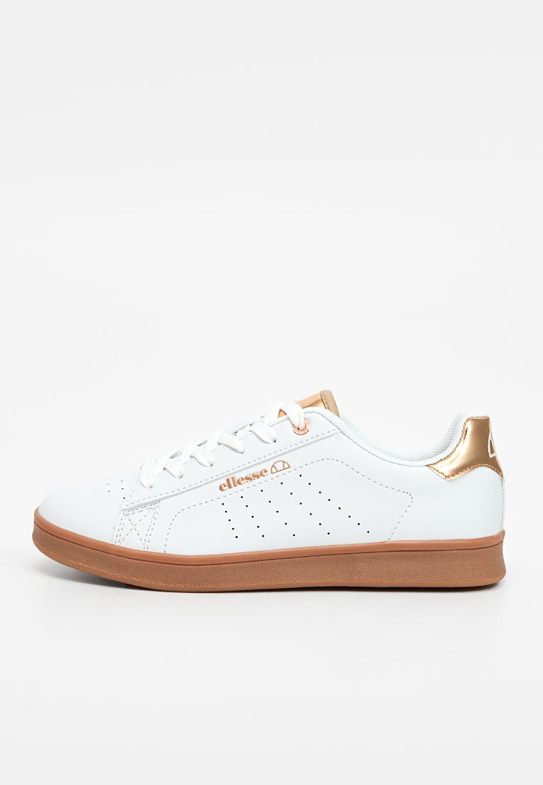 Zapatillas de cuero blancas con detalles dorados, puntera redonda, suela plana de goma marrón, diseño con cordones y perforaciones en los laterales.