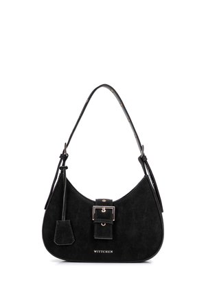 Borsa a tracolla in camoscio nero con forma curva, tracolla regolabile, fibbia decorativa e piccolo logo Wittchen sul davanti.
