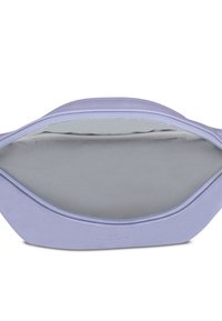 Pochette in similpelle viola con esterno liscio, chiusura a zip e un ampio rivestimento interno grigio chiaro.