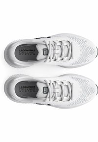 Weiße Sportschuhe mit Obermaterial aus Mesh, gepolsterter Kragen und Schnürsenkeln. Verfügt über eine strukturierte Außensohle und das Branding "Comfort Deluxe System" auf der Innensohle.