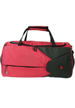 Grand sac de sport rouge et noir avec compartiments zippés et deux poignées de transport noires sur fond blanc.