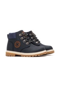 Botas de tobillo azul oscuro con un acabado de cuero suave, punta redonda, cordones grises y un parche acentuado de cuero marrón. Presenta una suela de goma texturizada.