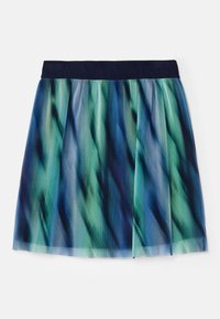 Fållad kjol med ett gradientmönster i nyanser av grönt och blått, tillverkad av en slät, glänsande tyg och med en mörkblå midja.