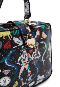 Borsa nera con illustrazioni colorate di arlecchini e sirene, uccelli bianchi, drago blu, bussola e lucchetto a forma di cuore dorato con chiave.