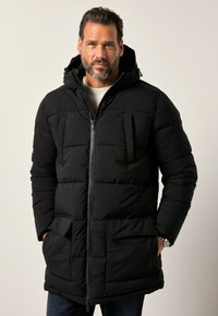 Die schwarze Pufferjacke verfügt über einen Reißverschluss an der Vorderseite, eine Kapuze und zwei große Fronttaschen. Das Material ist glatt und gepolstert für zusätzliche Isolierung.