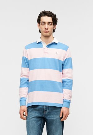 Polo de manga larga con rayas horizontales azules y rosas, cuello blanco y un pequeño logo en el pecho, hecho de algodón.