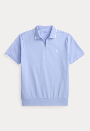 Svetlomodré polokošeľa s krátkym rukávom so zipsovým golierom, bielym lemovaním na golieri a rukávoch a malým bielym vyšívaným logom na hrudníku.