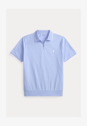 Világoskék rövid ujjú galléros póló, cipzáras gallérral, fehér szegéllyel a galléren és az ujjakon, valamint egy kis fehér, hímzett logóval a mellrészen.