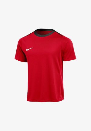 Czerwona sportowa koszulka z krótkim rękawem, czarnym kołnierzem i białym logo Nike na prawej piersi na białym tle.