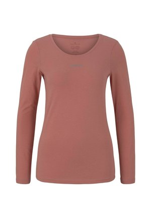 Langærmet rundhalset damebluse i støvet rosa farve med diskret brandtekst på brystet, vist på en hvid baggrund.