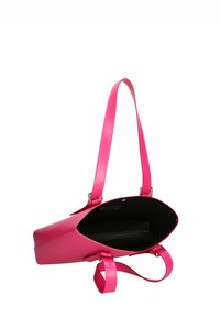 Roze leren tote bag met een gestructureerde vorm, twee handvatten en een grote, open binnenzijde met een zwarte voering en een ritsvak.