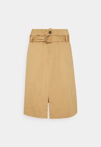 Beige Baumwollrock mit tailliertem Gürtel, vorderem Schlitz, zwei seitlichen Taschen und Ziernähten. Glatte Textur und gerades Design.