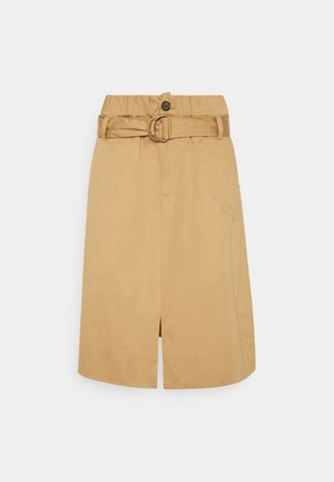 Beige Baumwollrock mit tailliertem Gürtel, vorderem Schlitz, zwei seitlichen Taschen und Ziernähten. Glatte Textur und gerades Design.