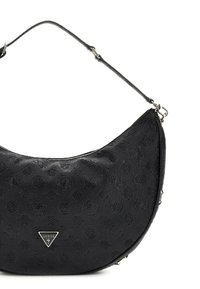 Borsa a tracolla nera in pelle sintetica con forma curva, motivo logo in rilievo, accessori in argento e tracolla regolabile. Presenta una chiusura con zip.
