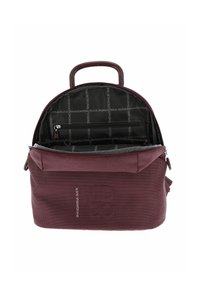 Sac à dos Mandarina Duck bordeaux avec dessus ouvert, montrant la doublure intérieure noire, une poche zippée intérieure et une poignée de transport.
