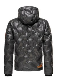 Giacca nera imbottita con finitura lucida, dotata di cappuccio, design trapuntato e marchio arancione in basso a destra. Presenta polsini a costine.