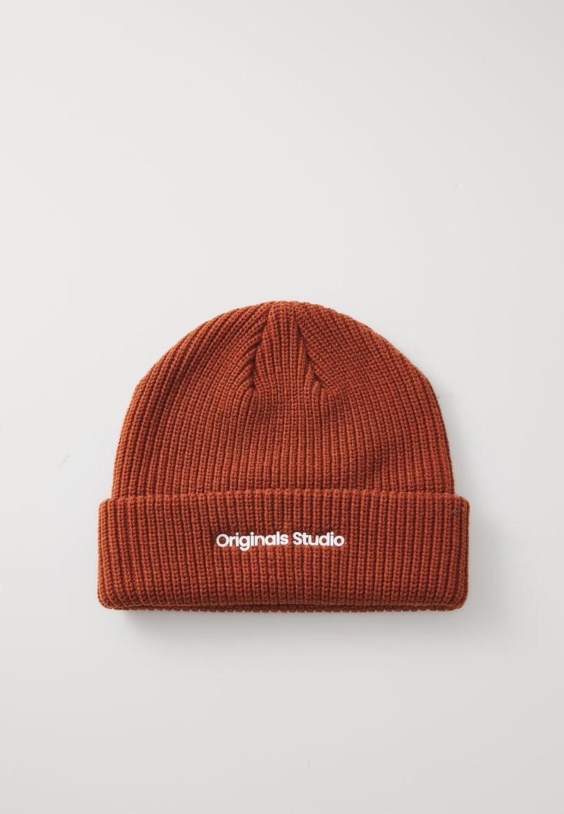 Roodkleurige gebreide beanie met een geribbelde textuur en omgeslagen boord. Bevat de witte tekst "Originals Studio" op de boord.