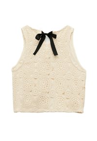 Top de crochet en beige claro con patrones circulares. Presenta una cinta negra atada en la espalda. Textura suave, diseño sin mangas.